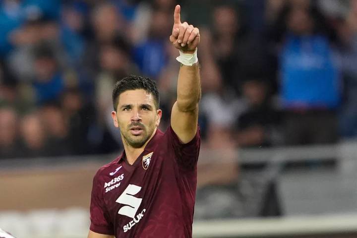 Napoli pierde ante Torino tras decisión tardía del VAR e Inter vence a la Roma