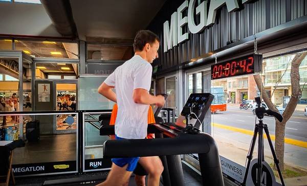 Busca romper el récord Guinness: un ultramaratonista argentino corre diez días seguidos
