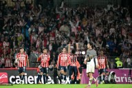 Chivas vencen con apuro a Pumas; siguen a la alza