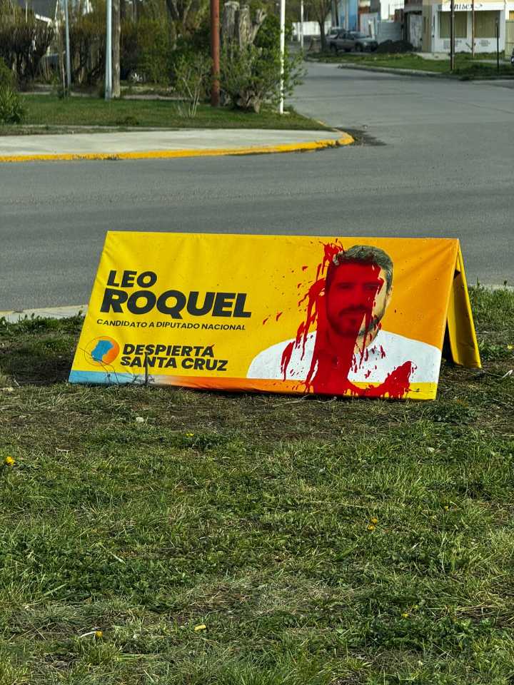 Atacaron la cartelería de campaña de Leo Roquel en Río Gallegos