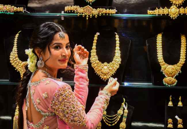 Gold falls to Rs 1,25,900/10 g in Delhi as trade optimism dulls s...
