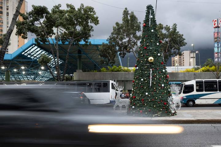 ¡Feliz Navidad para Maduro! Venezuela adelanta festividades ante la crisis con EU