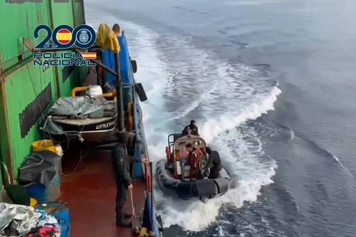 Interceptan a 600 millas de Canarias un buque que transportaba 6.500 kilos de cocaína con destino a Vigo