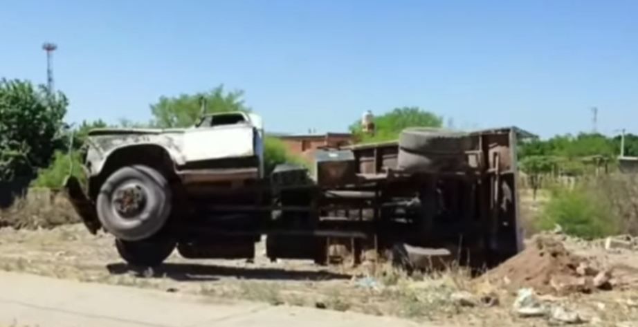 Un camión volcó al descargar tierra en avenida Yacampis: "Esta es mi fuente de laburo, me cortó las piernas"