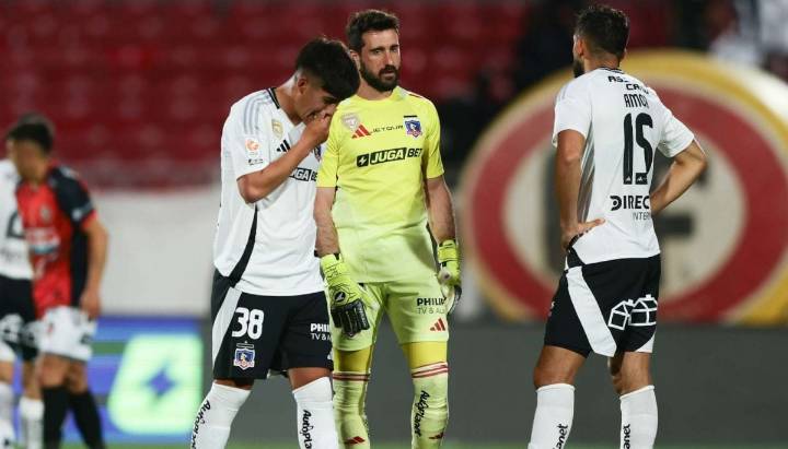 "El cáncer de Colo Colo": El duro lienzo que colgaron afuera del Estadio Monumental