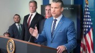 El secretario de Defensa de EE UU investiga a unos 300 empleados del Pentágono por criticar a Charlie Kirk
