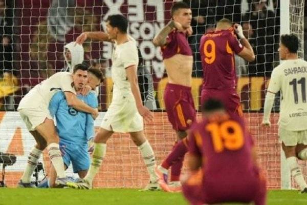 ¡De locos!: la Roma de Soulé desperdició tres penales y perdió con Lille en Italia