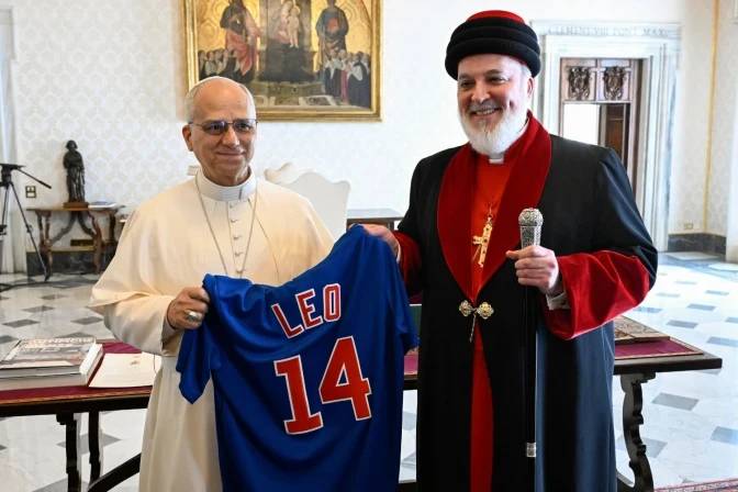 Mar Awa III gives Pope Leo XIV a Chicago Cubs jersey, rivals of the pope’s White Sox