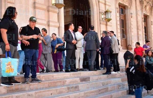 Galería.- Por amҙnaza de bҩmba desalojan Palacio de Gobierno