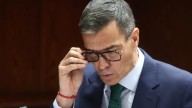 Pedro Sánchez aparece por primera vez con gafas en público durante su tensa comparecencia en el Senado