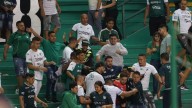 Desmanes, golpes y más entre hinchas, en la tribuna del Palmaseca; se filtra video