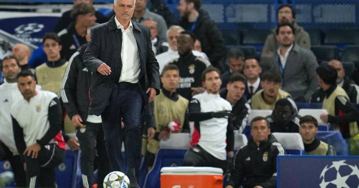 José Mourinho recibe una cálida bienvenida en Stamford Bridge, pero el Benfica cae ante Chelsea