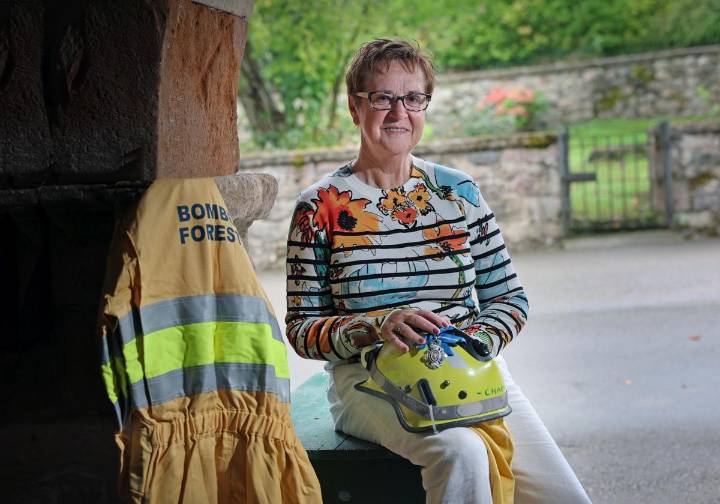 La primera mujer bombero forestal: «Los ayuntamientos han de mantener limpio el monte en torno a los pueblos»