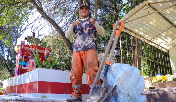 El legado de los Munguía: padre e hijo cavan tumbas de día y persiguen el sueño de un título mundial de noche