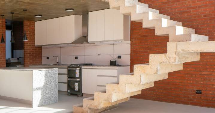 El sueño de la casa propia, un lote angosto y una solución creativa en la meseta de Neuquén