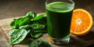 Las 5 razones para tomar un jugo verde de naranja y espirulina todos los días