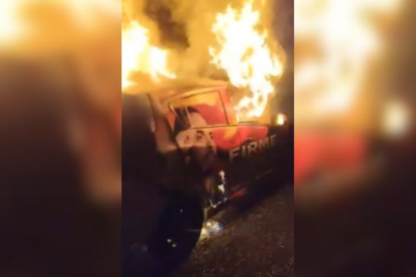 Incineran vehículo vinculado a la campaña de Abelardo de la Espriella en zona rural de Chinácota