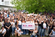 Mayra Mendoza, la diputada Jimena López y militantes en el Centro Territorial de Políticas de Génerosa