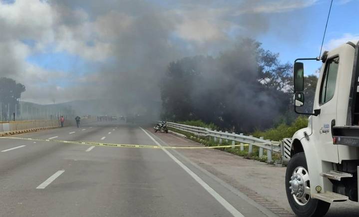 Al menos tres lesionados por la explosión de camión cargado de diésel en centro de México