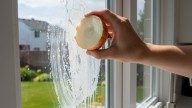 Frotar media cebolla en la ventana: por qué lo recomiendan y para qué sirve