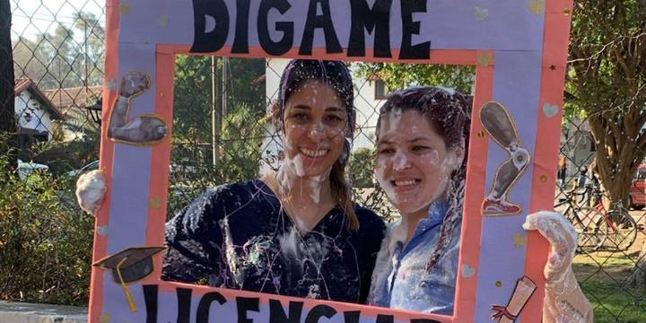 Las licenciadas que sufrieron la amputación de una pierna, se hicieron amigas en el tren y construyeron sus propias prótesis