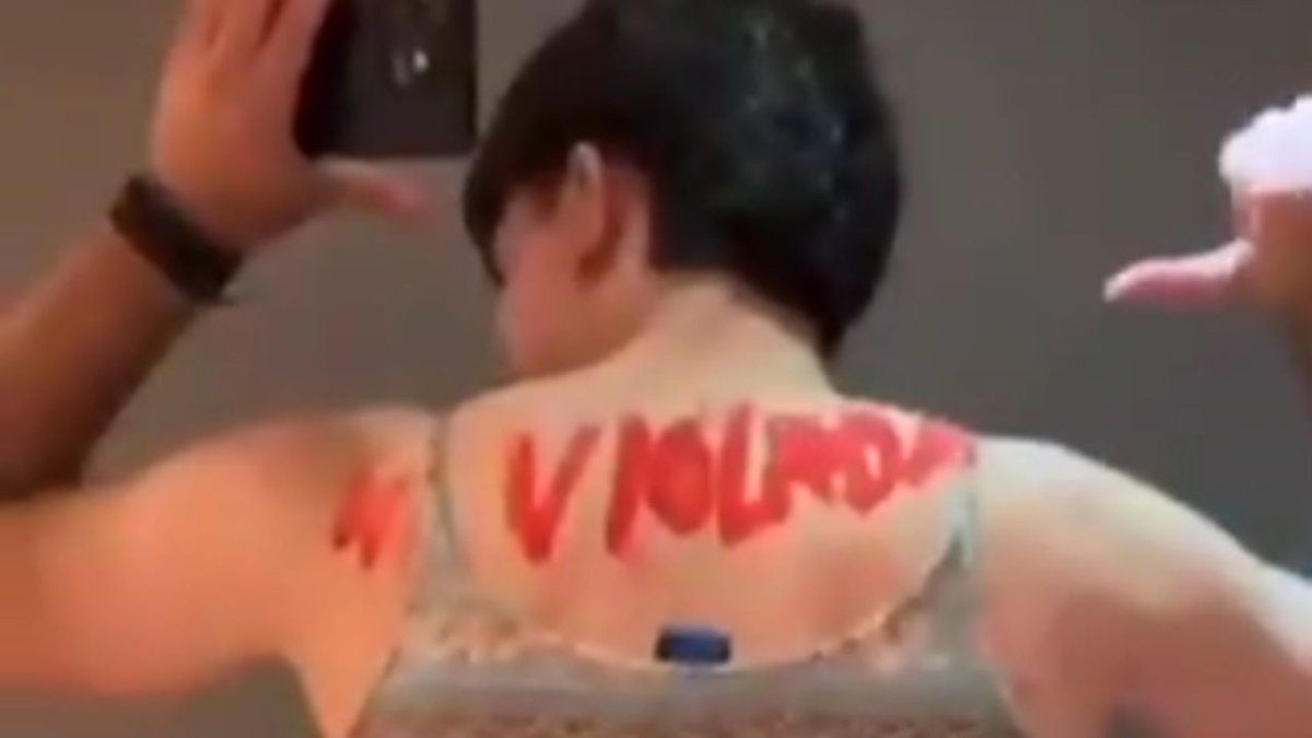 Indignación en Bariloche: estudiante se disfrazó de "mujer abusada" durante el viaje de egresados