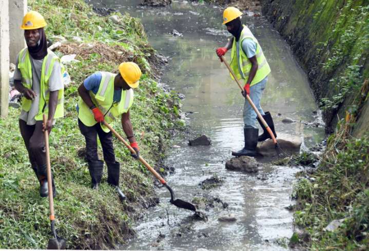 Trabajos de limpieza en cañadas de Santo Domingo Norte por lluvias