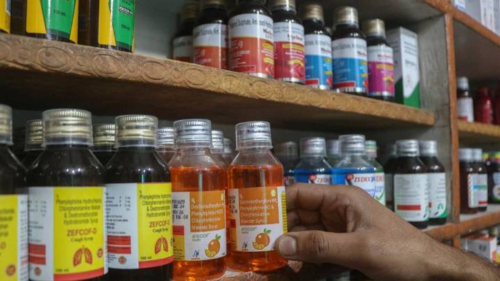 Detienen en India a dueño de farmacéutica ligada a jarabe de tos que presuntamente provocó la muerte de 20 niños