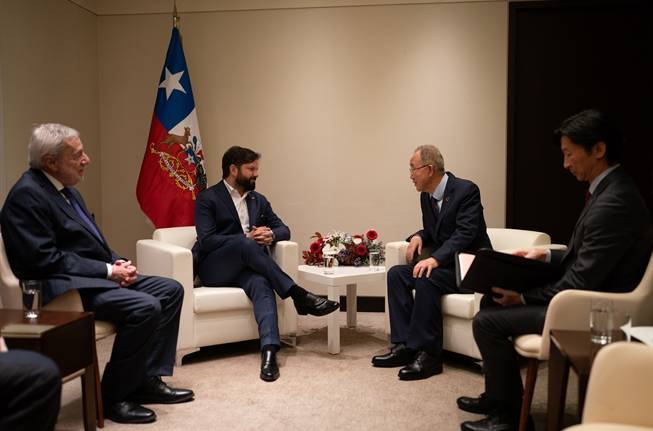 Presidente Boric se reúne con ex secretario general de la ONU en Seúl y abordó desafíos globales y candidatura de Bachelet