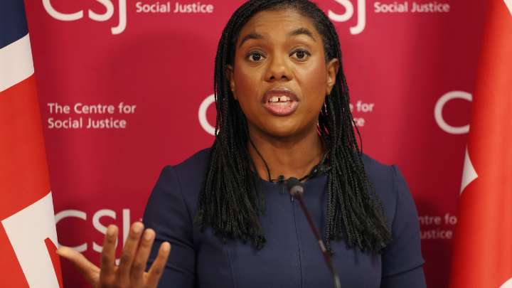 Badenoch gana tiempo como líder conservadora ante el declive de la formación