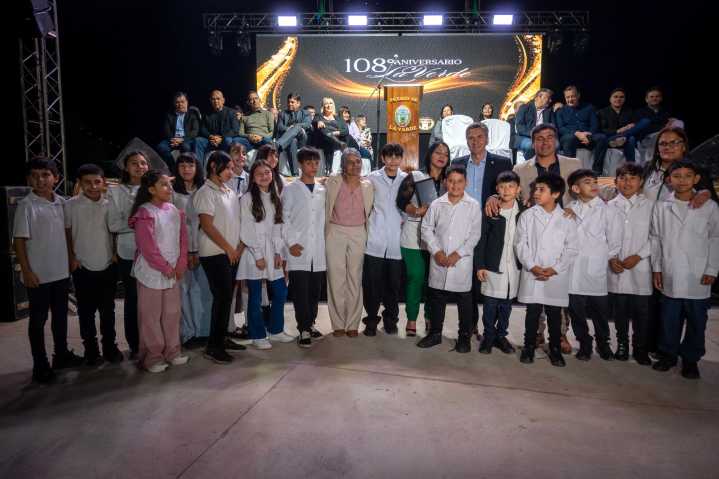 El Gobernador Zdero acompañó el 108° Aniversario de La Verde inaugurando la repavimentación de la avenida principal