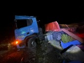 Fotos: un fuerte accidente en Alta Montaña dejó a un camionero herido