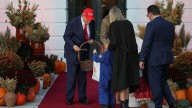 Donald Trump 'Cae' ante Ternura de Niños y Se Une Así a Tradiciones de Halloween