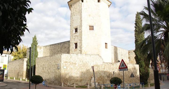 Trabajos de emergencia en el Castillo del Moral de Lucena tras el desprendimiento de un muro