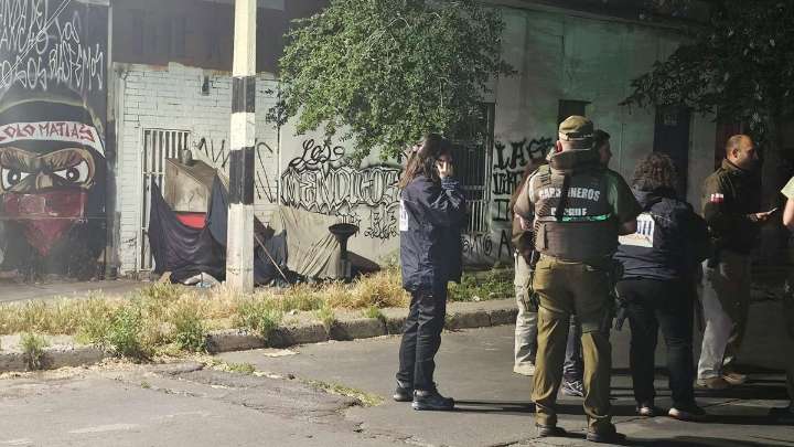Hombre muere baleado en Santiago Centro: Fue dejado al interior de un ruko