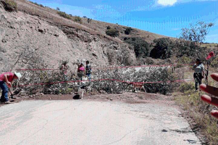 En Acatlán, pobladores cerraron una carretera. Este es el motivo