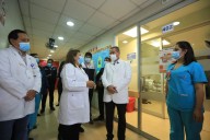Ministros recorren nosocomios de Lima para verificar calidad de atención y abastecimiento