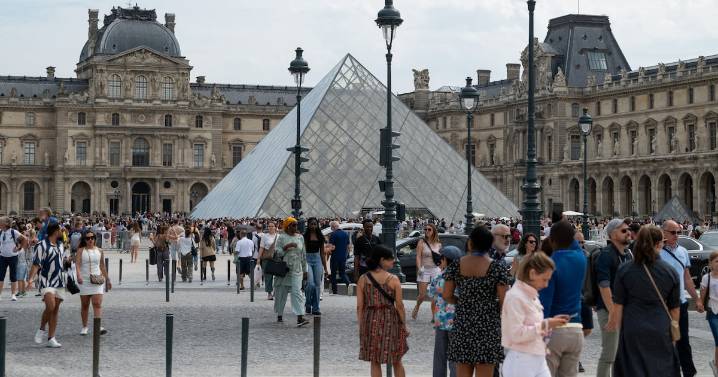 ‘Robo del siglo’ en el museo de Louvre: Detienen a dos sospechosos; serían ladrones experimentados