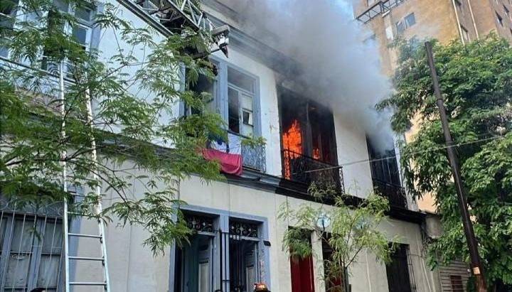 Bomberos combate grave incendio en vivienda de dos pisos en Santiago centro