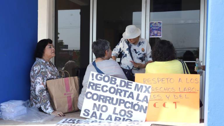 Protestan en Mazatlán trabajadores y jubilados de la UAS contra consulta del Suntuas
