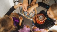 Estadounidenses se comen los dulces antes de que llegue Halloween