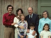 El origen humilde de Jeff Bezos, el magnate dueño de Amazon: madre adolescente, trabajo en McDonald's y la lección de su abuelo