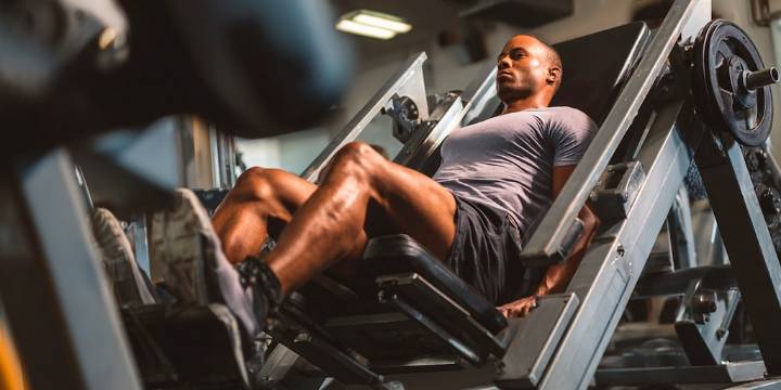 Cuántas veces por semana conviene entrenar fuerza para ganar músculo y evitar lesiones, según expertos