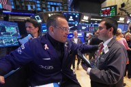 Stocks remain unsteady on Wall Street amid trade disputes, corporate profit reports