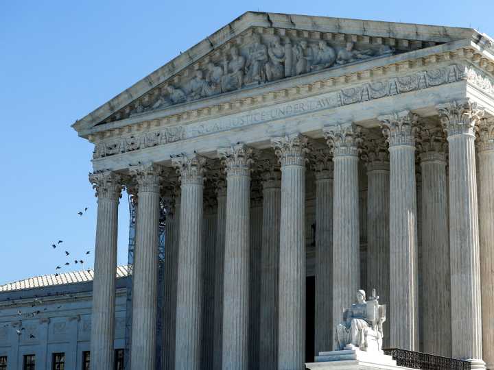 ¿Los consumidores habituales de marihuana perderán el derecho a portar armas en EEUU? Lo decidirá la Corte Suprema