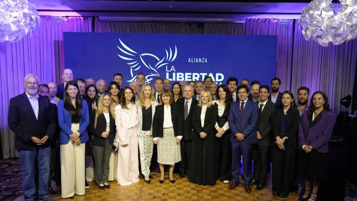 Insultan y abuchean a Javier y Karina Milei a la salida de una reunión con empresarios