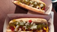 Una clienta pide un perrito caliente en un restaurante de Nueva York y encuentra una cuchilla dentro: “Podría haber muerto”
