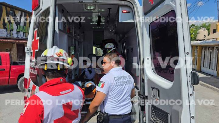 Joven trabajador de chicharronería herido en choque de motocicleta y camioneta en Monclova