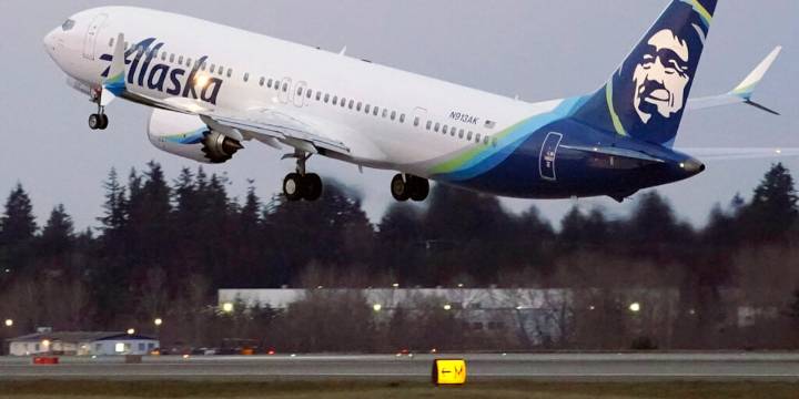 Washington woman arrested after hitting 2 crew members on PDX flight, police say