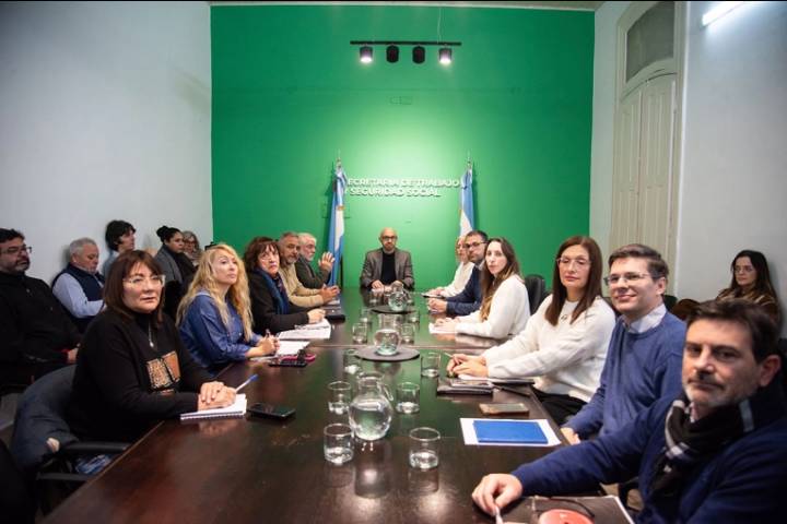 Paritaria salarial: el Gobierno convocó a gremios estatales para el próximo miércoles